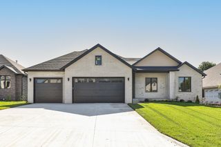 2016 N Silver Charm Avenue, Springfield, MO 65802