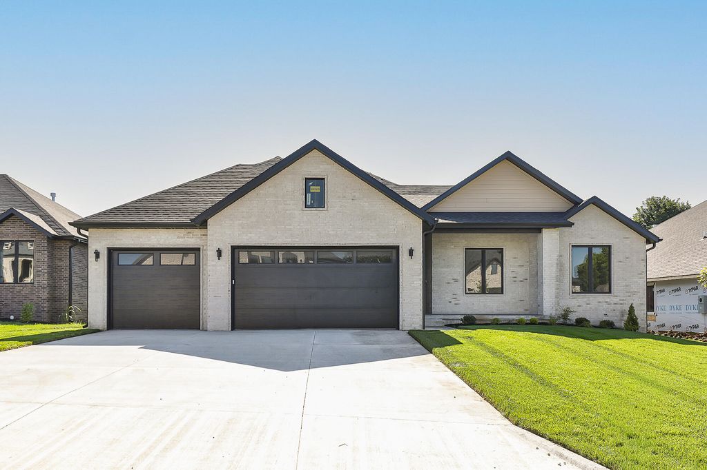 2016 N Silver Charm Avenue, Springfield, MO 65802