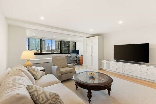 9 Hawthorne Pl 14H, Boston, MA 02114