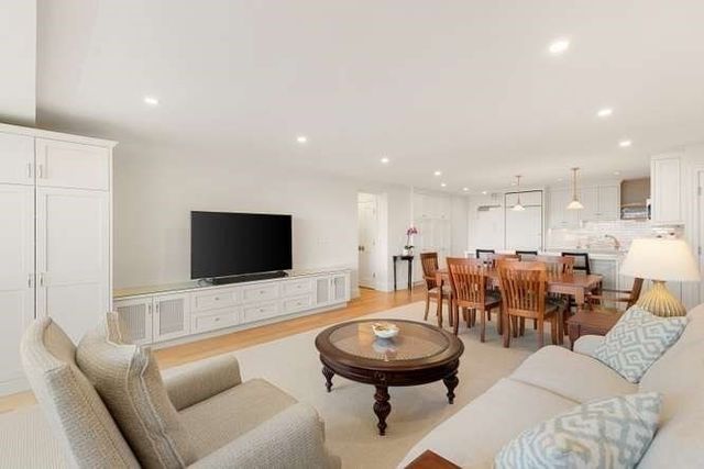 9 Hawthorne Pl 14H, Boston, MA 02114