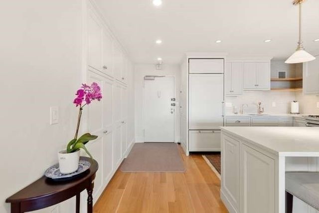 9 Hawthorne Pl 14H, Boston, MA 02114