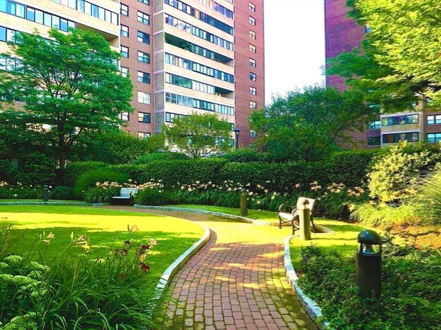 9 Hawthorne Pl 14H, Boston, MA 02114