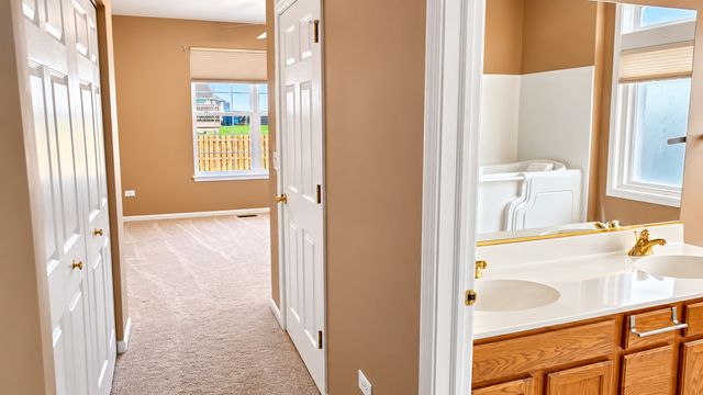 21100 Eugene Siegel Court, Crest Hill, IL 60403
