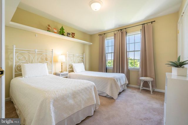 33 KNIGHTS CREST CT, Souderton, PA 18964