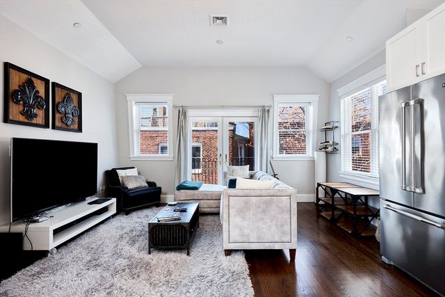 290 North St 4, Boston, MA 02113