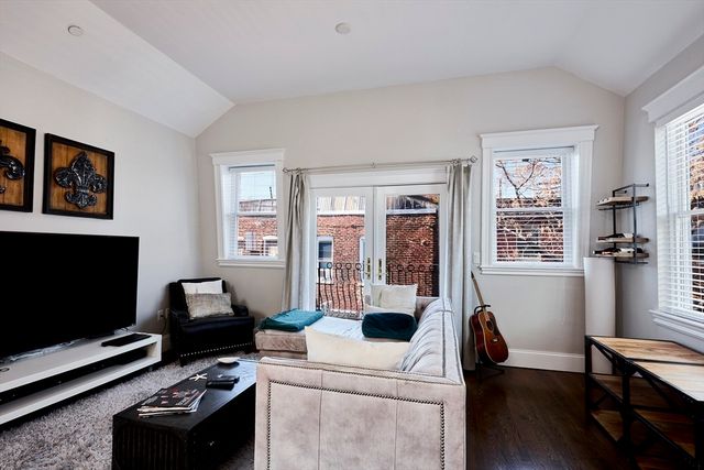 290 North St 4, Boston, MA 02113