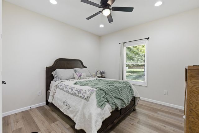 208 Avalon Dr, Paris, TN 38242