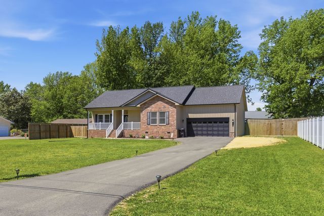 208 Avalon Dr, Paris, TN 38242