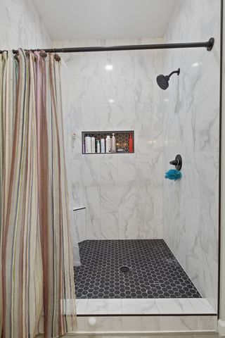 208 Avalon Dr, Paris, TN 38242