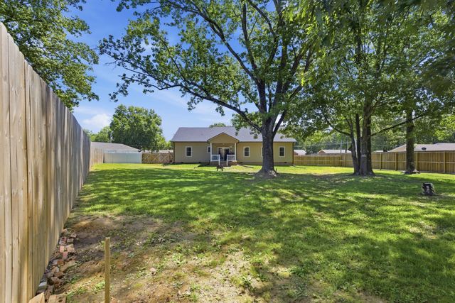 208 Avalon Dr, Paris, TN 38242