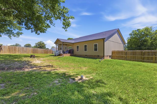 208 Avalon Dr, Paris, TN 38242