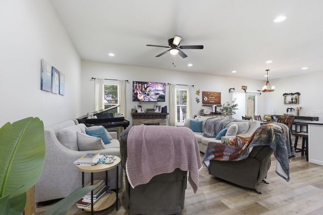 208 Avalon Dr, Paris, TN 38242