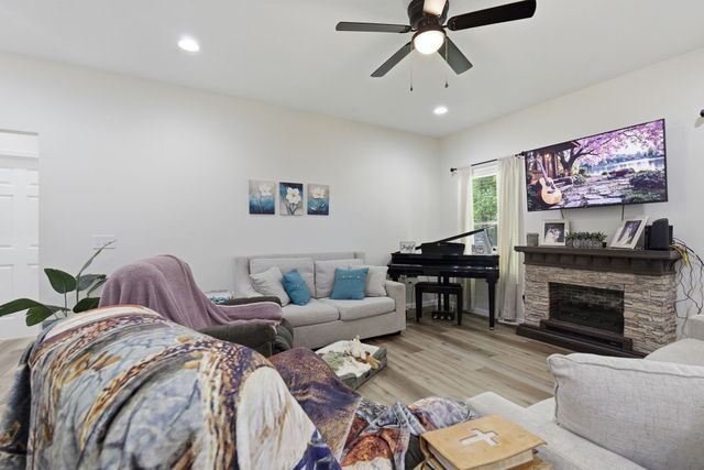 208 Avalon Dr, Paris, TN 38242