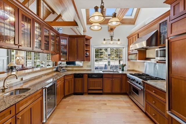 61 Airpark Dr, Falmouth, MA 02536