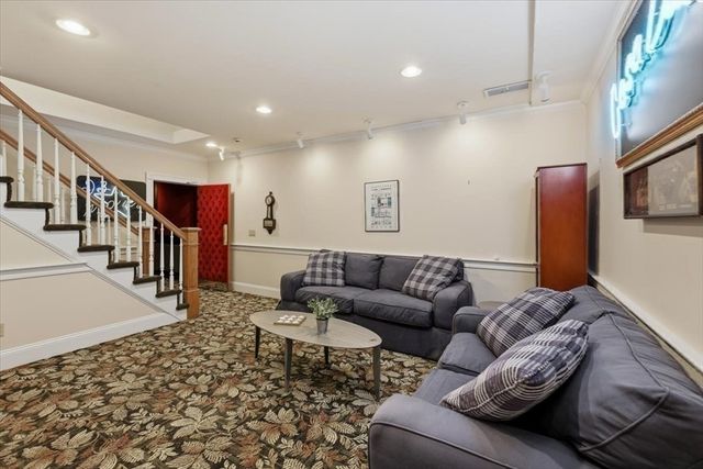 61 Airpark Dr, Falmouth, MA 02536