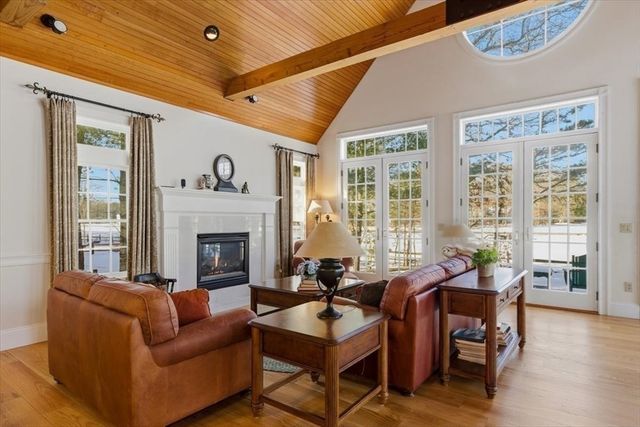 61 Airpark Dr, Falmouth, MA 02536