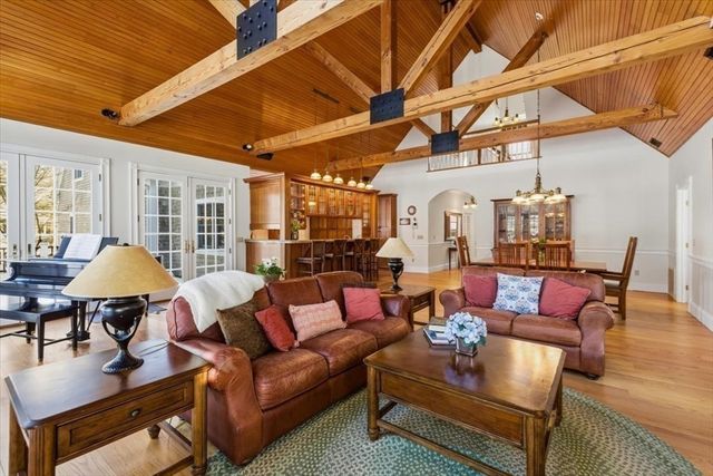 61 Airpark Dr, Falmouth, MA 02536