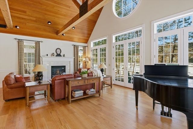 61 Airpark Dr, Falmouth, MA 02536