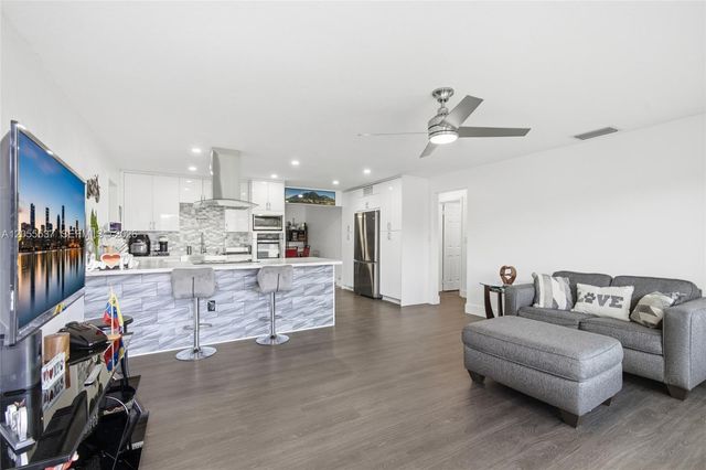 6871 NW 28th St, Sunrise, FL 33313