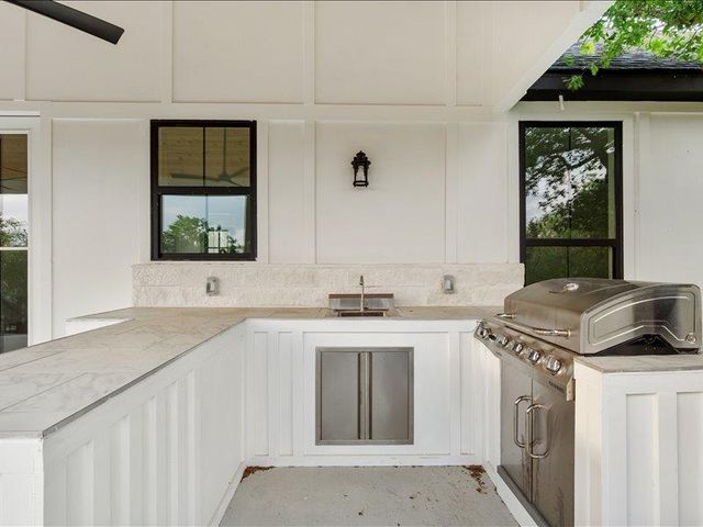 35 Whistling Wind LN, Wimberley, TX 78676