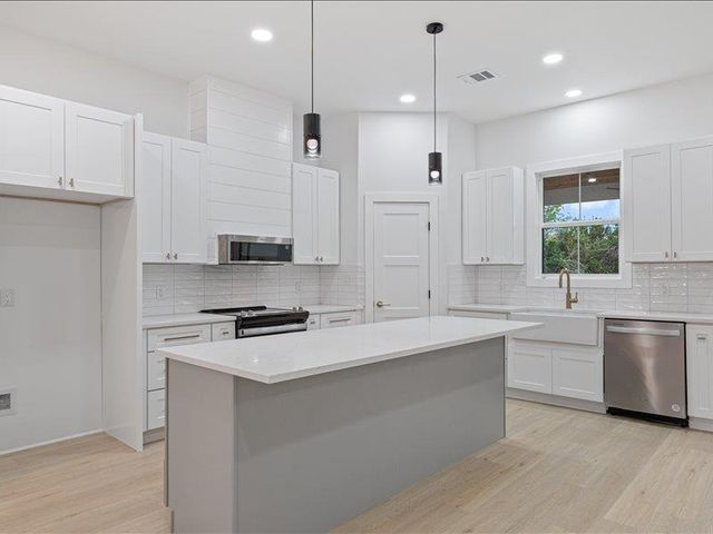 35 Whistling Wind LN, Wimberley, TX 78676