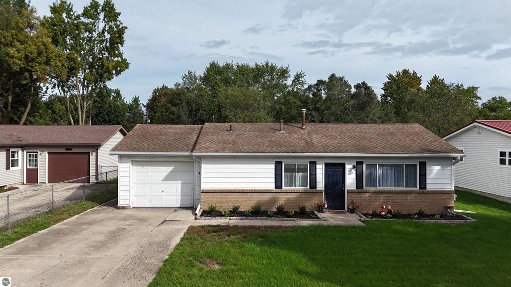 Image 1 of property listing at 1606 Fessenden Avenue, Mt Pleasant, MI 48858