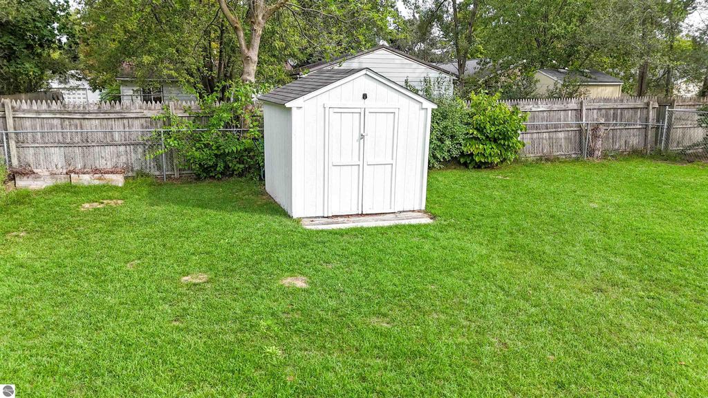 Image 16 of property listing at 1606 Fessenden Avenue, Mt Pleasant, MI 48858