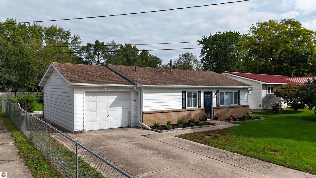 Image 2 of property listing at 1606 Fessenden Avenue, Mt Pleasant, MI 48858