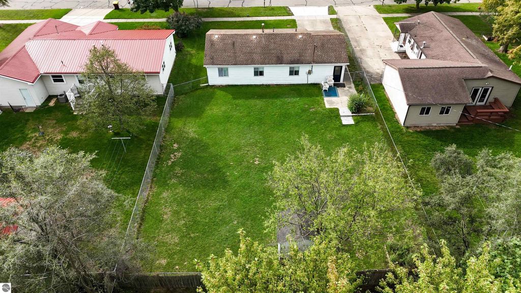 Image 3 of property listing at 1606 Fessenden Avenue, Mt Pleasant, MI 48858