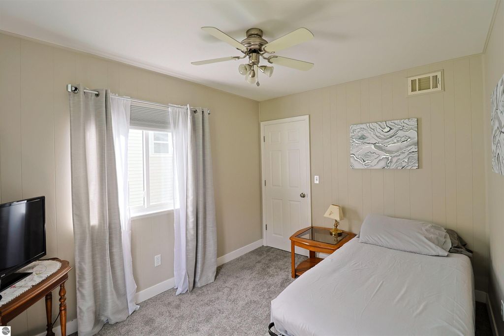 Image 8 of property listing at 1606 Fessenden Avenue, Mt Pleasant, MI 48858