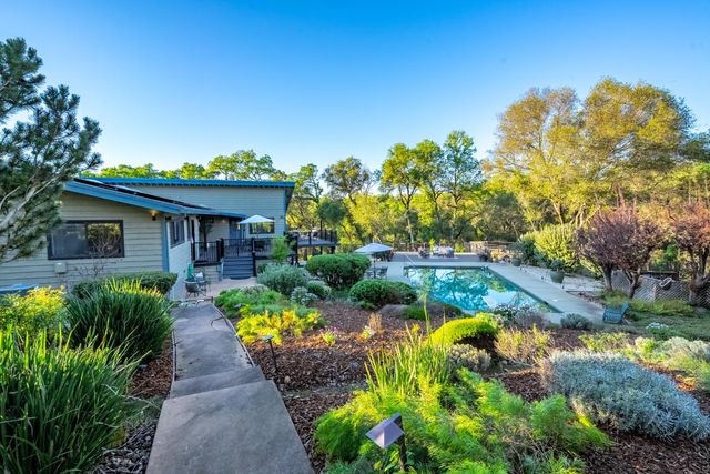 560 Ralston Ln, Newcastle, CA 95658