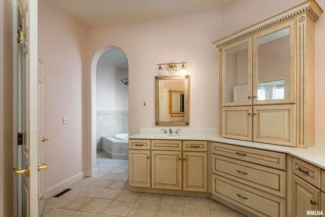 3115 W Striegel Rd Road, Carbondale, IL 62901