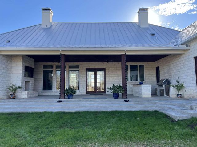 332 River Ranch CIR, Martindale, TX 78655
