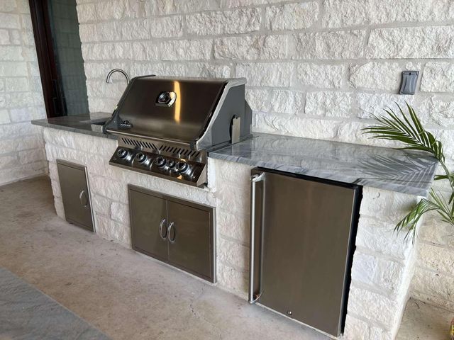 332 River Ranch CIR, Martindale, TX 78655