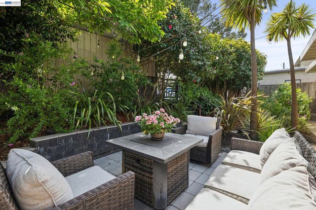 55 Asilomar Cir, Oakland, CA 94611