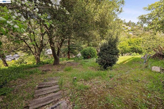 55 Asilomar Cir, Oakland, CA 94611