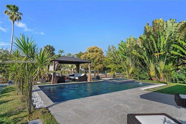 1625 Daytonia Rd, Miami Beach, FL 33141