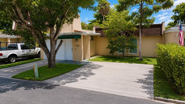 7334 Pepper Pike Dr, Hialeah, FL 33015