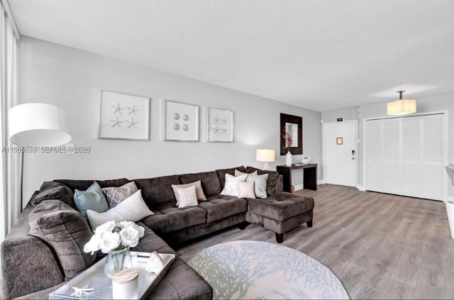 830 NW 87th Ave 303, Miami, FL 33172