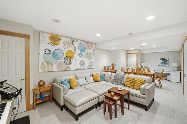 15 Manchester Lane, Elmhurst, IL 60126