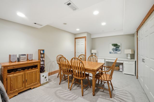 15 Manchester Lane, Elmhurst, IL 60126