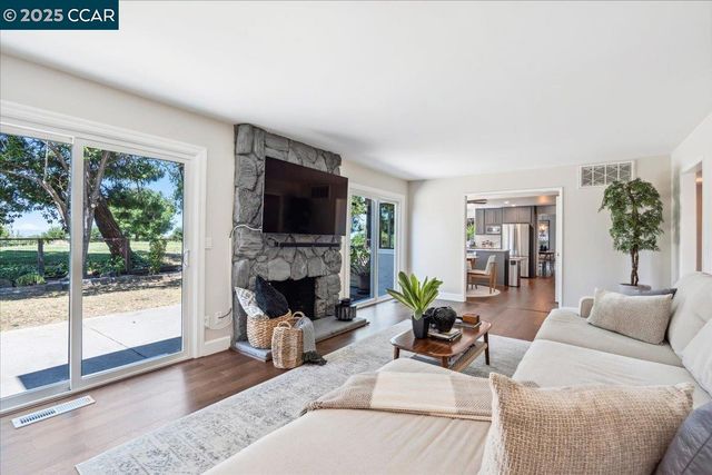 739 Devils Drop Ct, Richmond, CA 94803