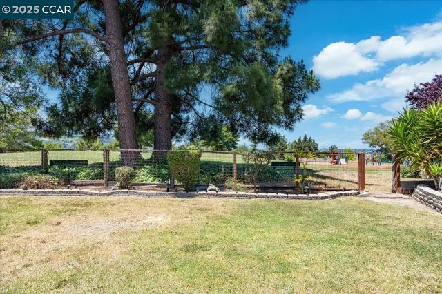 739 Devils Drop Ct, Richmond, CA 94803