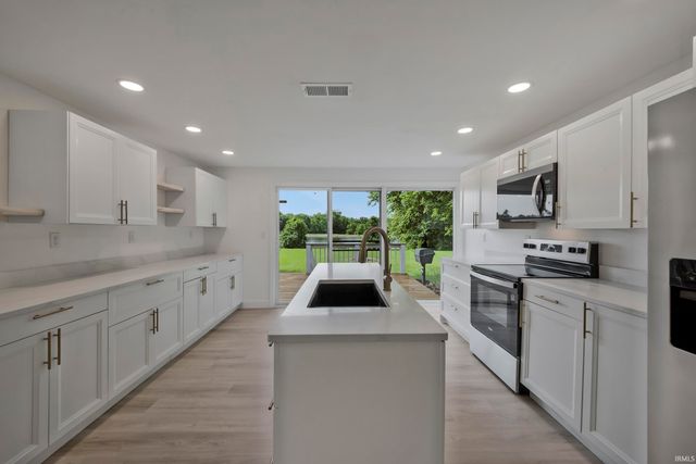 6500 Plainview Drive, Evansville, IN 47720