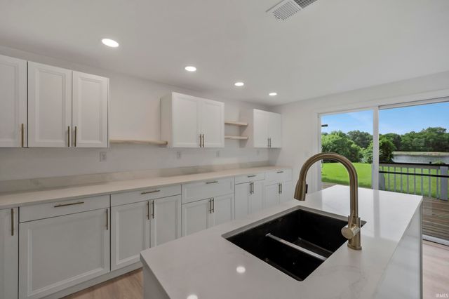 6500 Plainview Drive, Evansville, IN 47720