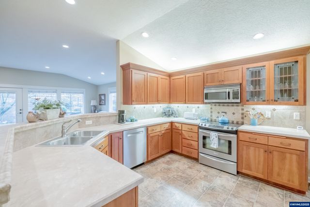 705 SE Stoneridge Ln, Dallas, OR 97338