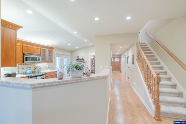 705 SE Stoneridge Ln, Dallas, OR 97338