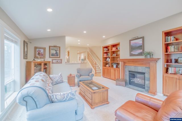 705 SE Stoneridge Ln, Dallas, OR 97338