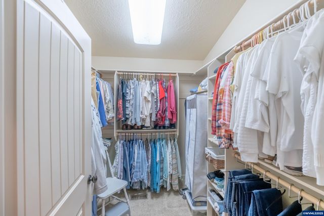 705 SE Stoneridge Ln, Dallas, OR 97338