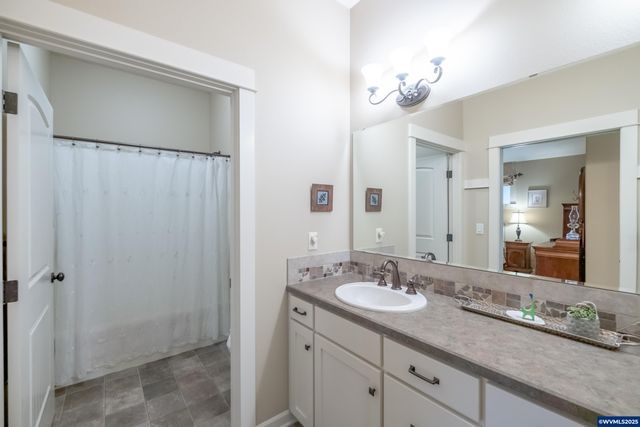 705 SE Stoneridge Ln, Dallas, OR 97338